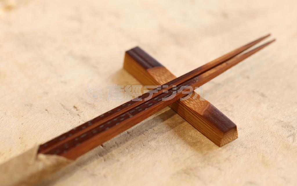 １００年以上いろりでいぶされた煤竹（すすだけ、１万５２００円）。茶道の世界では格別に模様の美しい竹は「景色の良い竹」という言葉で表すという