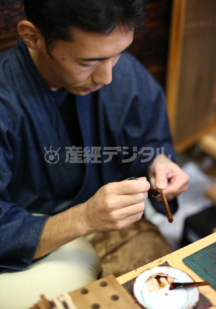 「分業制や下請けに任せていては本当に良い物はできない」という信念で箸作りをする独立御箸師の北村隆充さん＝２０１３年１１月２２日、京都市右京区（恵守乾撮影）