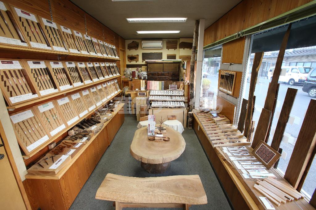 １００種類のお箸がずらりと並ぶ店内＝２０１３年１１月２２日、京都市右京区（恵守乾撮影）