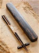 １万本に１本といわれる日本最高の木といわれる黒柿の箸（１万５５００円）と箸箱（１５万７５００円）、箸置（１０００円）。孔雀杢といわれる水墨画で描いたような日本的美しさを持つ