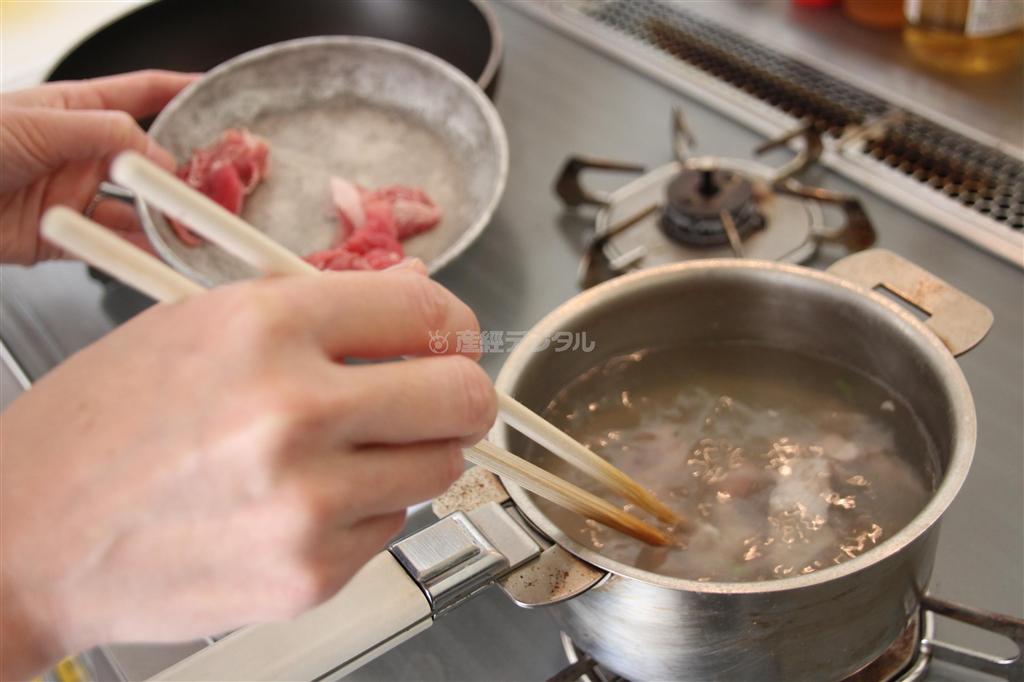 豚しゃぶごまポン酢和え（作り方）＿＿ブロッコリーをゆでてから、豚肉をゆでてざるにあげ、水けをよく切り合わせ調味料（すりごま…小さじ２、しょうゆ・酢・みりん…各大さじ１／２）で和（あ）える（今泉有美子撮影）