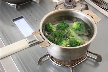 ブロッコリーのからし和え（材料）＿＿ブロッコリー６０グラム（豚肉をゆでる前にゆでる）