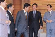 臨時閣議に臨む安倍晋三首相（中央）と閣僚＝１２日午後、首相官邸（宮崎裕士撮影）