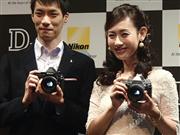 ニコンの一眼レフデジタルカメラ「Ｄｆ」。ボディー上面の大きな金属製ダイヤルが特徴だ