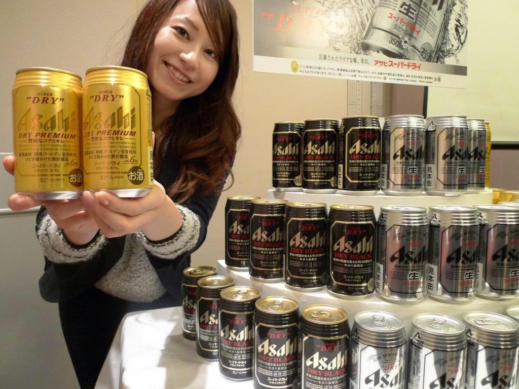 アサヒビールはスーパードライの事業戦略を発表、高級ビール「ドライプレミアム」（左）の通年販売のほか、従来商品の味を向上させる＝１２日、東京都千代田区