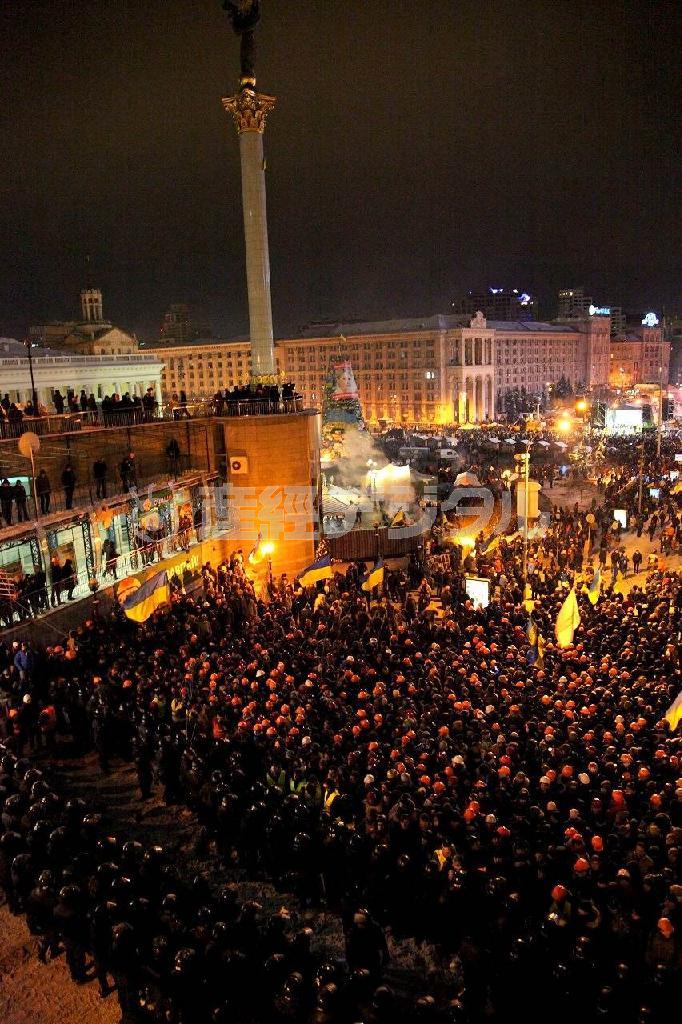 反政権集会が開かれている首都キエフ中心部の独立広場でにらみ合う治安部隊とデモ隊＝２０１３年１２月１１日午前５時ごろ、ウクライナ（佐々木正明撮影）