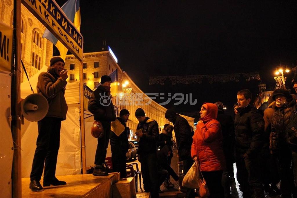 首都キエフの独立広場近くに設けられた自由演説の場。人々が自らの意見を表明し、道行く人が聞き入る＝２０１３年１２月７日、ウクライナ（佐々木正明撮影）