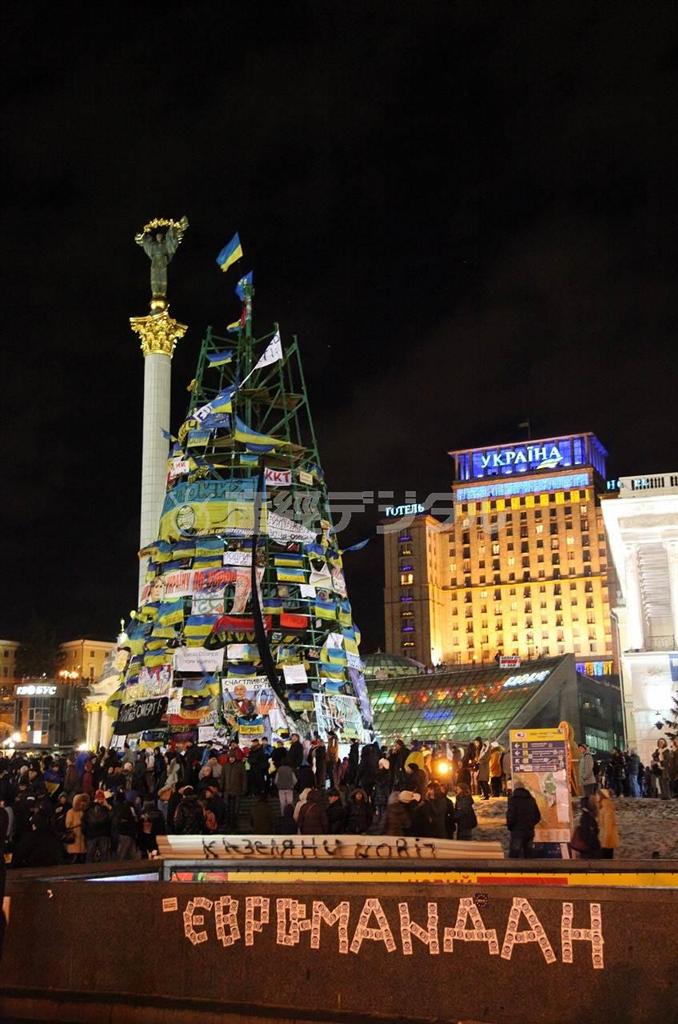 ウクライナの首都キエフの独立広場。中央のクリスマスツリーにはウクライナ国旗やＥＵ（欧州連合）旗が掲げられ、「欧州広場」と呼ばれるようになった＝２０１３年１２月６日（佐々木正明撮影）