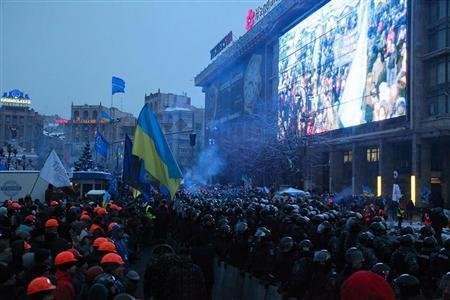 デモ隊が陣取る首都キエフの独立広場を包囲した治安部隊＝２０１３年１２月１１日朝、ウクライナ（佐々木正明撮影）