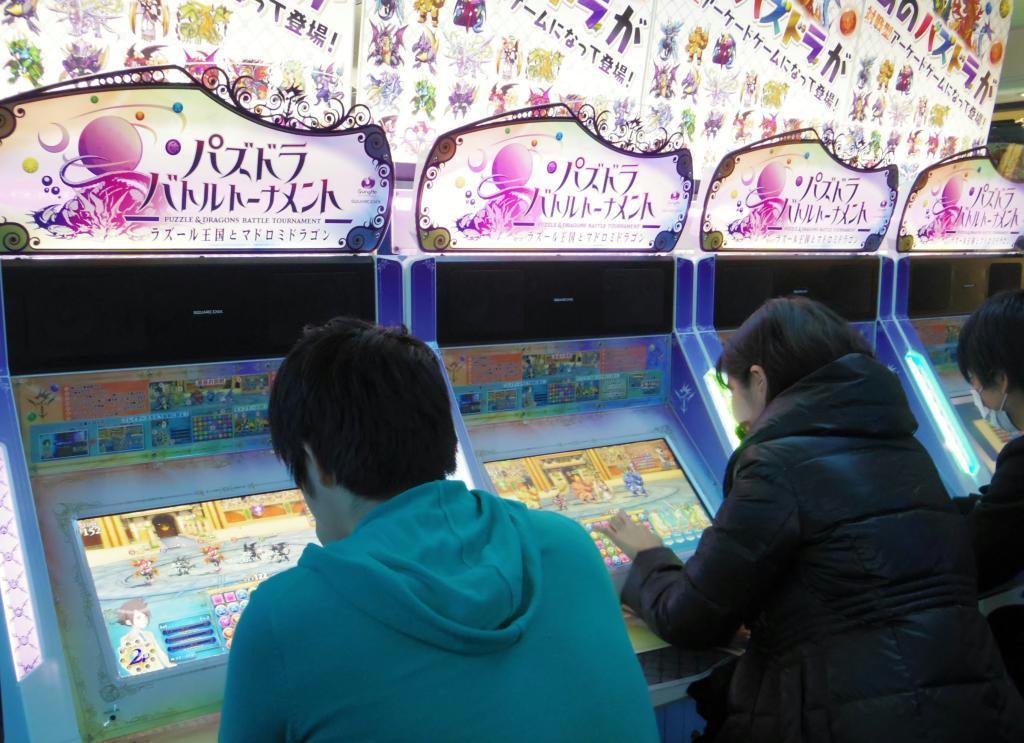 「パズドラバトルトーナメント」で遊ぶ人たち＝１３日、東京都千代田区