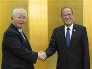 握手するフィリピンのアキノ大統領（右）と経団連の米倉弘昌会長＝１３日、東京都内