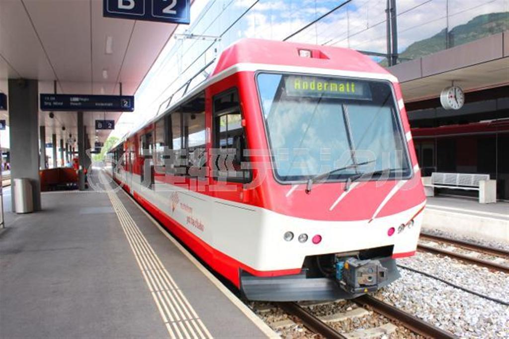 マッターホルン・ゴッタルド鉄道。運行は時間に正確で、駅ではバスやロープウェイまで含めて、目的地までの乗り継ぎルートと時間を調べ、プリントアウトしてくれる