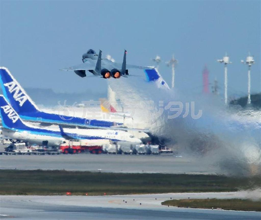 沖縄県那覇市の那覇基地からスクランブル発進する航空自衛隊のＦ１５戦闘機＝２０１３年１２月１０日（大山文兄撮影）