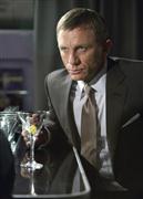 ２００８年公開の「００７慰めの報酬」でも、ジェームズ・ボンド（ダニエル・クレイグ）が飲むのはやはりマティーニ。００７を象徴する一場面だが、ボンドの飲酒量が尋常でないことが分かった（ＡＰ）