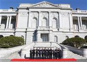 全体会議を前に記念撮影するＡＳＥＡＮ各国の首脳らと安倍首相（中央）＝１４日午前、東京・元赤坂の迎賓館（代表撮影）