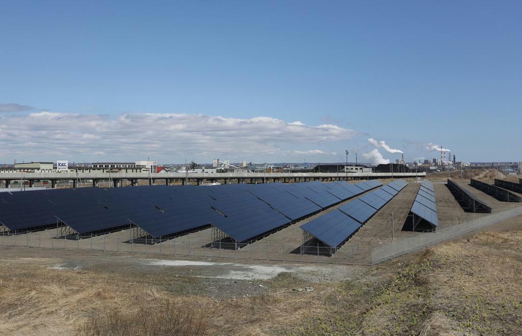 日本アジアグループが運営する「星が浦ソーラーウェイ」。太陽光発電は発電機器の低コスト化、高効率化などの技術的課題を抱える＝北海道釧路市