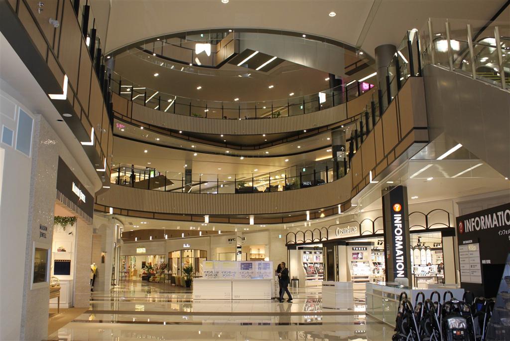 ２０日にオープンするイオンモール幕張新都心＝１６日、千葉市美浜区（杉侑里香撮影）