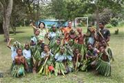 マガリリュー（ＭＡＧＡＬＩＬＩＵ）の小学校の子供たちと一緒に。茨城のお友達のために、村に伝わる伝統の踊りを見せてくれました＝２０１３年１１月１８日、バヌアツ（相川絵梨さん提供）