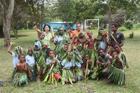 マガリリュー（ＭＡＧＡＬＩＬＩＵ）の小学校の子供たちと一緒に。茨城のお友達のために、村に伝わる伝統の踊りを見せてくれました＝２０１３年１１月１８日、バヌアツ（相川絵梨さん提供）