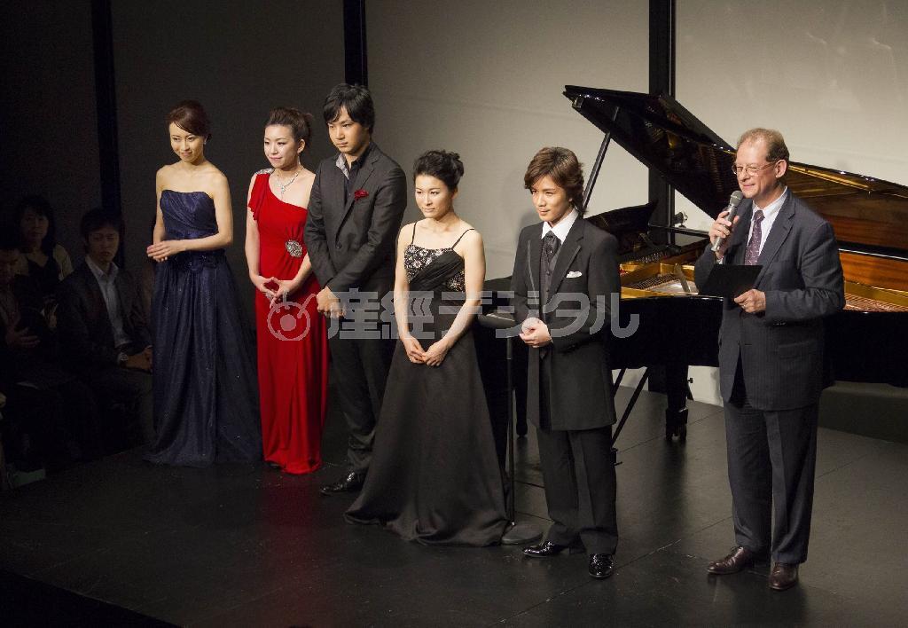 シャネルのリシャール・コラス社長（右端）にうながされ、ステージに集まった５人の俊英。左から千葉清加、小林侑奈、福田悠一郎、長尾春花、山本耕平（深谷善宣さん撮影、提供写真）