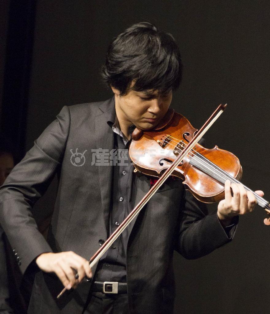 音楽プログラム「シャネル・ピグマリオン・デイズ＿グランドフィナーレ２０１３」のバイオリン奏者、福田悠一郎（提供写真）