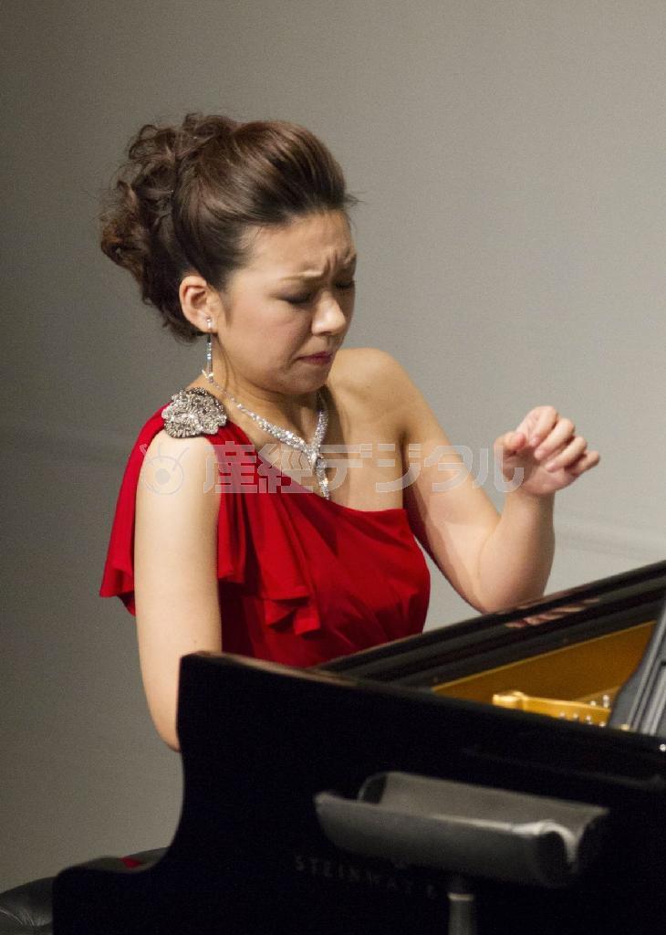 音楽プログラム「シャネル・ピグマリオン・デイズ＿グランドフィナーレ２０１３」のピアノ奏者、小林侑奈（提供写真）