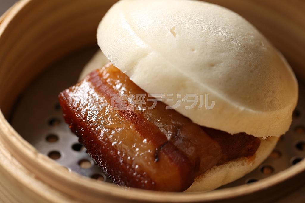 名物料理になった東坡（トンポー）バーガー。豚の角煮がジューシーだ