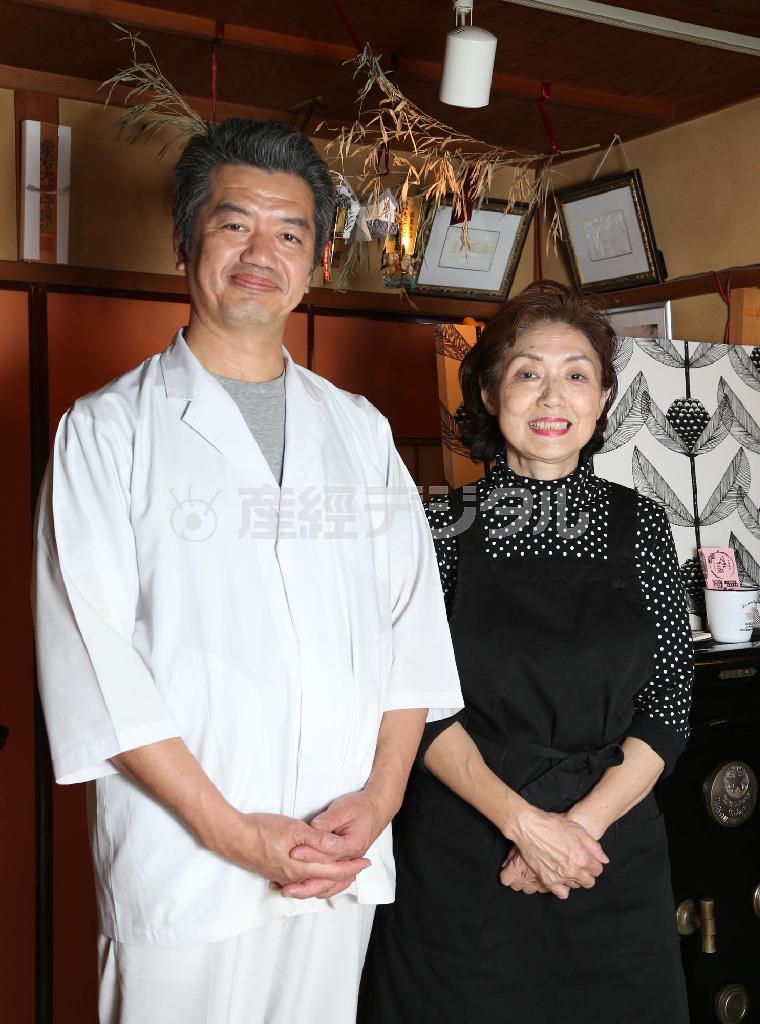 創業者の女将、林紀江さん（右）と料理長の大野剛さん＝京都市中京区（恵守乾撮影）