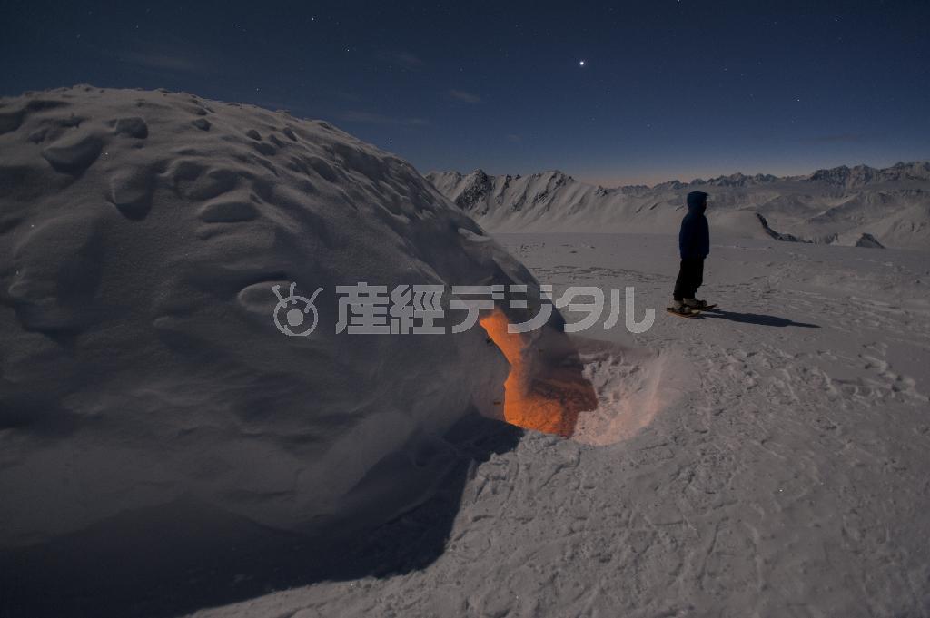 オーロラは何時に出るか分からない。朝まで起きてそのときを待つ＝２０１２年１月３１日、米アラスカ州（松本紀生さん撮影）