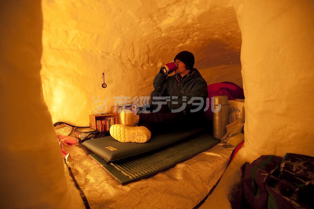 かまくら内でくつろぐ。天井は膝立ちをして頭がつかないほどの高さ＝２００８年１月２３日、米アラスカ州（松本紀生さん撮影）