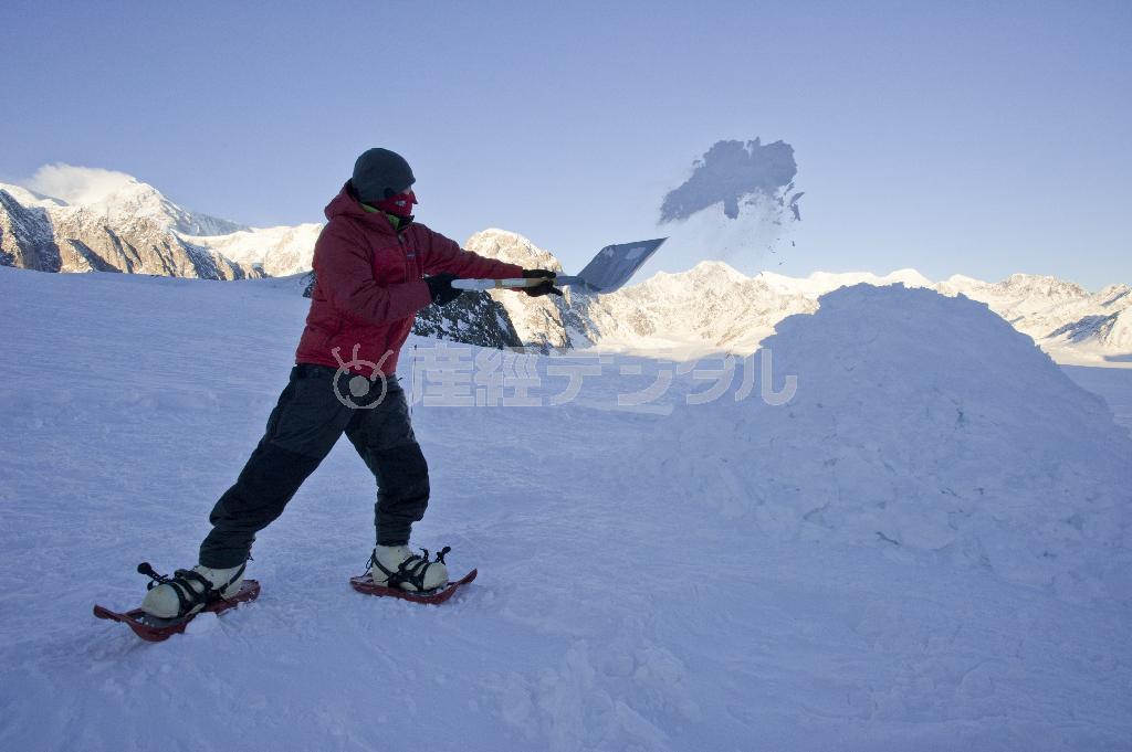 特大のスコップで山を積み上げること４日間。５日目に小さなスコップで部屋を作る＝２０１１年１月１３日、米アラスカ州（松本紀生さん撮影）