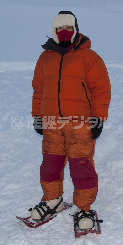 氷点下４０度にも耐えられる防寒着。目のまわり以外のすべてを覆う＝２０１１年２月５日、米アラスカ州（松本紀生さん撮影）