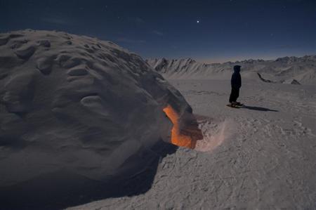 オーロラは何時に出るか分からない。朝まで起きてそのときを待つ＝２０１２年１月３１日、米アラスカ州（松本紀生さん撮影）