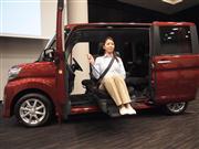 ダイハツ工業が全面改良した軽自動車「タント」の福祉車両向け車種。リモコン操作で助手席に乗り降りできる＝１７日、東京都千代田区
