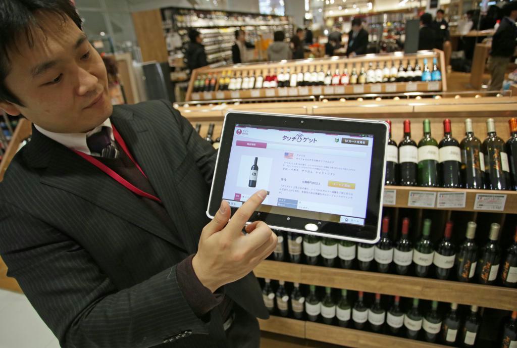 「イオンモール幕張新都心」の内覧会では、タブレット端末で在庫にないワインを取り寄せられるシステムもお目見え＝１６日、千葉市美浜区