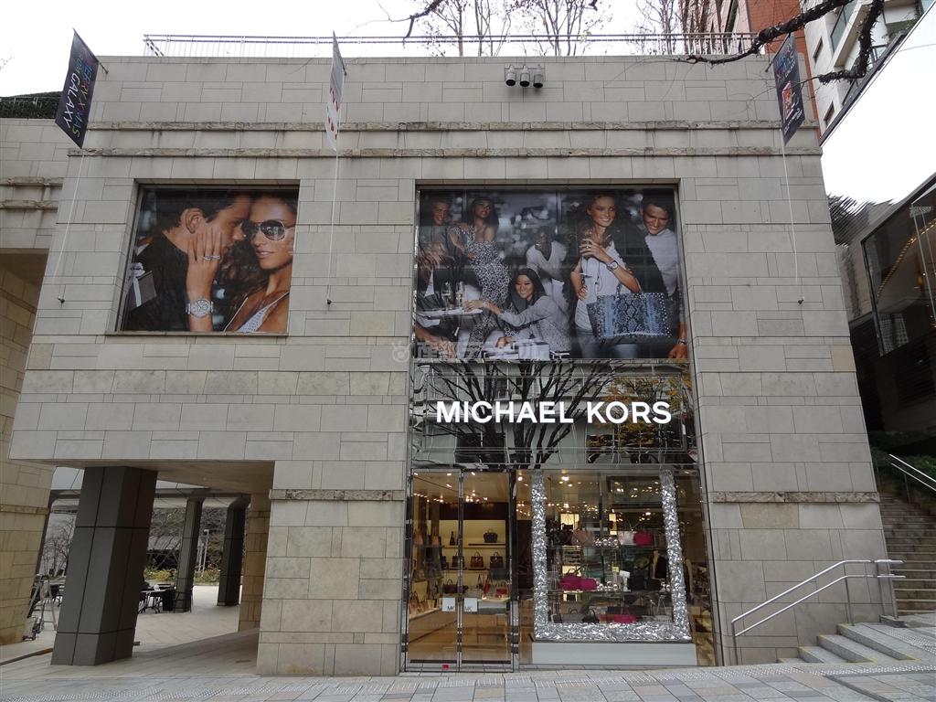 東京・六本木のけやき坂にあるマイケル・コース六本木ヒルズ店。人気のバッグやアクセサリーを始め、ウエアもフルラインナップでそろう