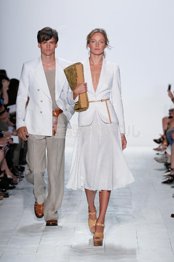 この秋に発表した２０１４年春夏コレクション、テーマは「サマーバカンス」。フェミニンなシルエットのスカートなど、４０年代、７０年代を彷彿とさせる細身のシルエットでロマンチックな雰囲気を表した