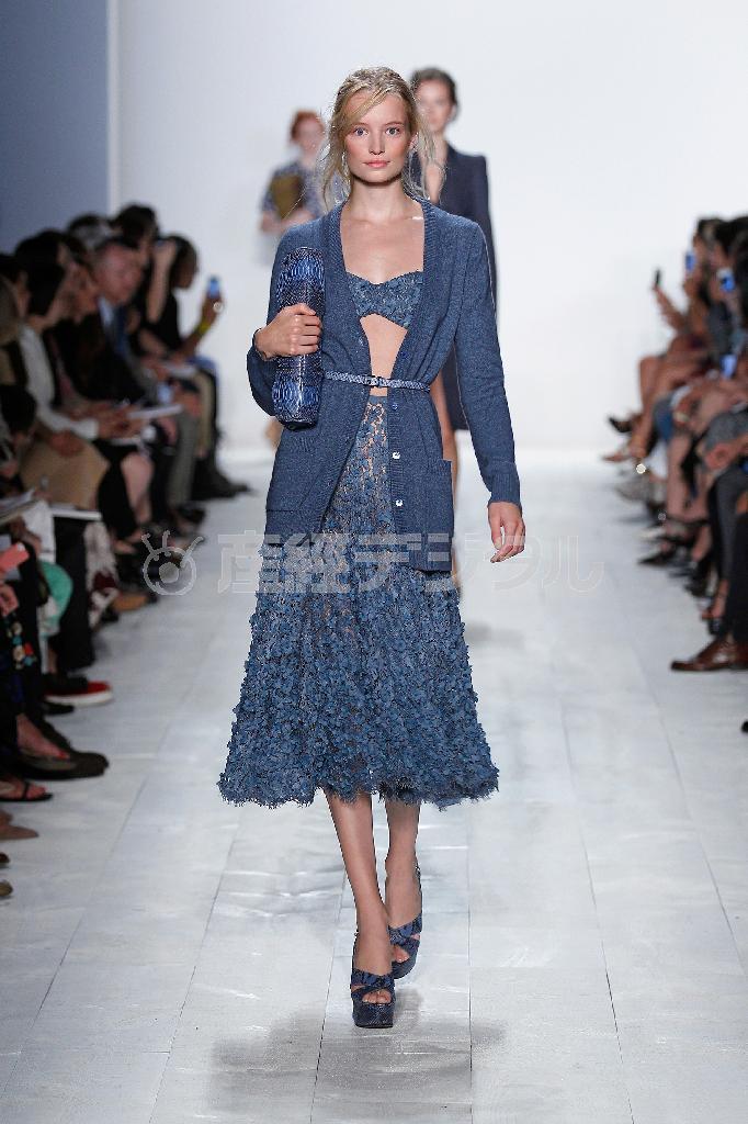 この秋に発表した２０１４年春夏コレクション、テーマは「サマーバカンス」。フェミニンなシルエットのスカートなど、４０年代、７０年代を彷彿とさせる細身のシルエットでロマンチックな雰囲気を表した