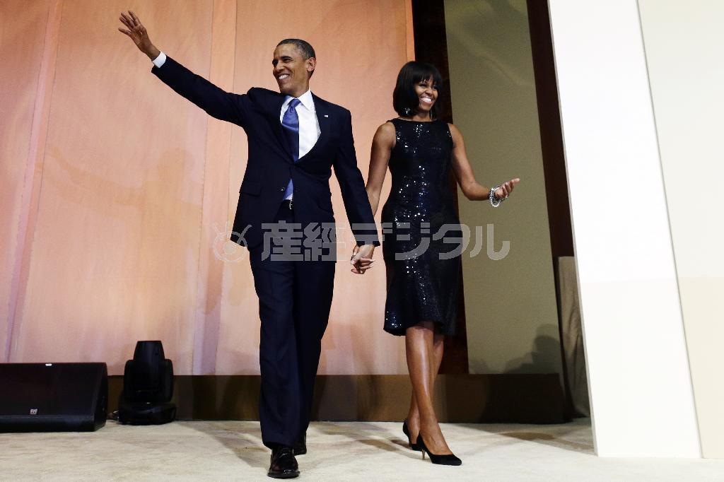 米大統領就任式に臨んだバラク・オバマ大統領（左）。妻のミシェル夫人はマイケル・コースのドレスを着用していた＝２０１３年１月２０日、米国・首都ワシントン（ＡＰ）