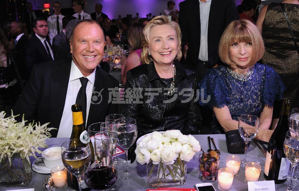 米ニューヨークを拠点に重い病気に苦しむ人々をサポートする団体「Ｇｏｄ’ｓ＿Ｌｏｖｅ＿Ｗｅ＿Ｄｅｌｉｖｅｒ（ゴッズ・ラブ・ウィー・デリバー）」のディナーに臨むマイケル・コース氏（左）。ヒラリー・クリントン前国務長官（中央）とヴォーグ編集長のアナ・ウィンター氏も同席した。（Ｃ）Ｄｉｍｉｔｒｉｏｓ＿Ｋａｍｂｏｕｒｉｓ／Ｌａｒｒｙ＿Ｂｕｓａｃｃａ＿ｆｏｒ＿Ｍｉｃｈａｅｌ＿Ｋｏｒｓ