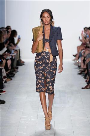 この秋に発表した２０１４年春夏コレクション、テーマは「サマーバカンス」。フェミニンなシルエットのスカートなど、４０年代、７０年代を彷彿とさせる細身のシルエットでロマンチックな雰囲気を表した