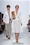 この秋に発表した２０１４年春夏コレクション、テーマは「サマーバカンス」。フェミニンなシルエットのスカートなど、４０年代、７０年代を彷彿とさせる細身のシルエットでロマンチックな雰囲気を表した