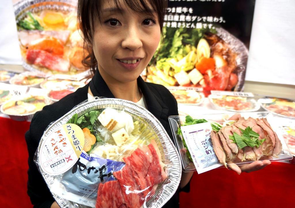 ダイエーが１人用として販売する鍋料理とローストビーフ＝１７日、東京都江東区