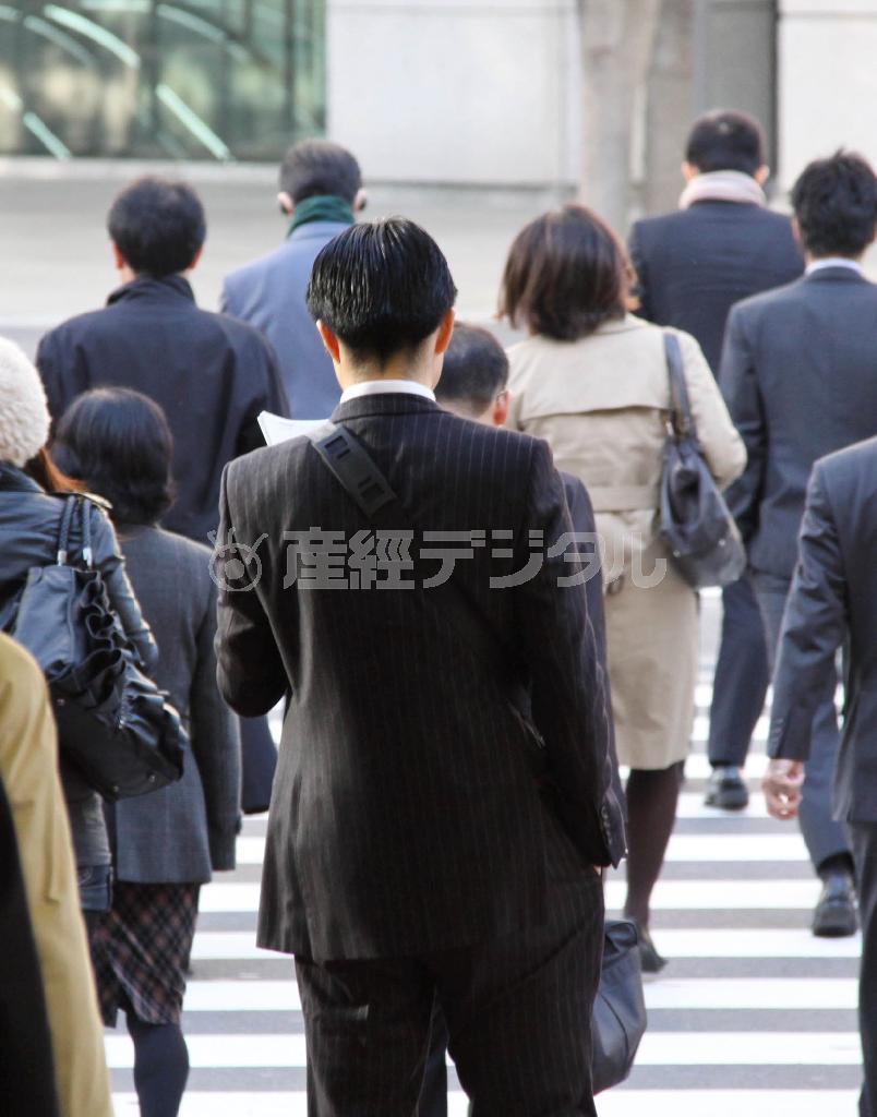 ＪＲ東京駅付近を行き交う通勤客。今回の監査結果では違法な過重労働を強いる事業所がまん延している実態が浮き彫りになった＝２００９年１１月２０日、東京都千代田区（中鉢久美子撮影）
