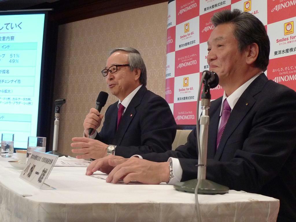 合弁会社設立を発表する味の素の伊藤雅俊社長（左）と東洋水産の小畑一雄社長＝１８日、東京都千代田区の帝国ホテル