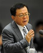 東京都議会総務委員会で厳しい表情で答弁する猪瀬直樹知事＝１７日、東京都新宿区（寺河内美奈撮影）
