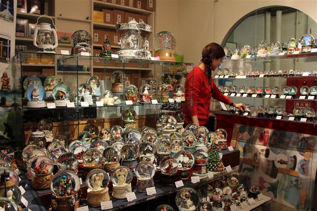 スノードーム美術館の入り口に設けられたショップには、大きさや、モチーフがさまざまなスノードームがおよそ５００種類ある＝東京都世田谷区のスノードーム美術館（津川綾子撮影）