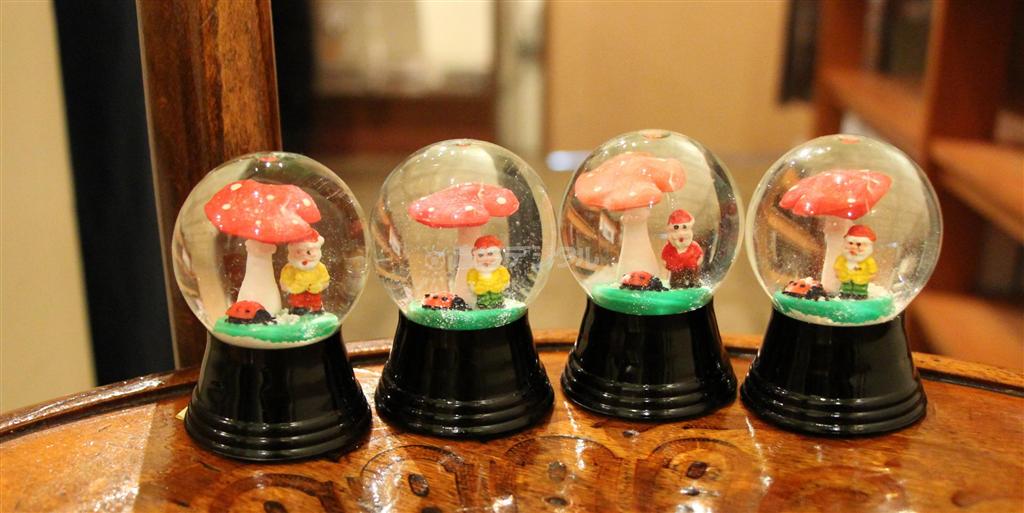 オーストリアの老舗・ペルツィ社のスノードーム（各１８９０円）。ドームは直径４．５センチほど。サンタの表情、色などが一つずつ異なる