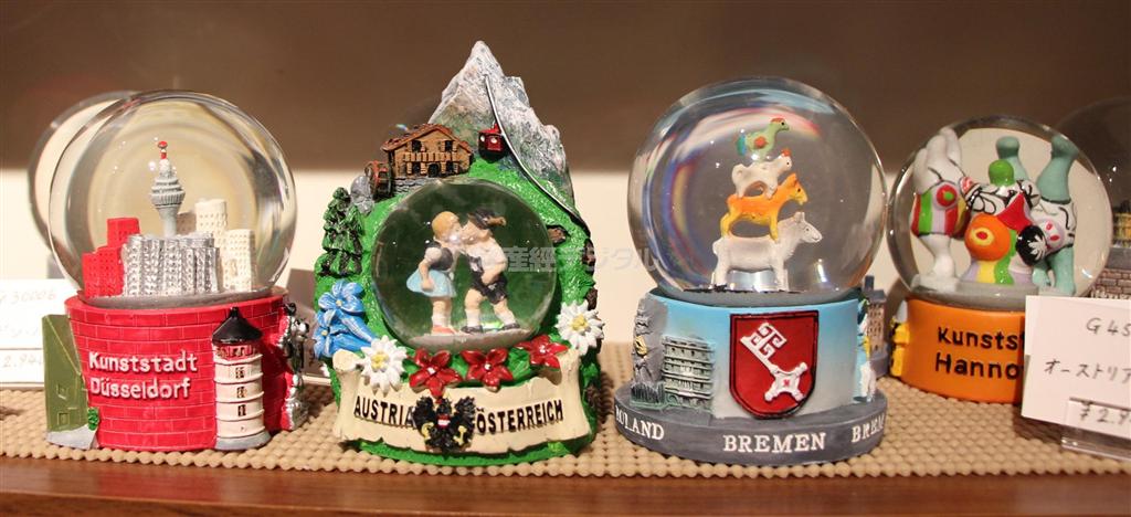 ドイツやオーストリアの観光地のスノードーム。その地の空気をぎゅっと詰め込んだ、キッチュなかわいさ。ドーム直径４．５センチ。各２９４０円