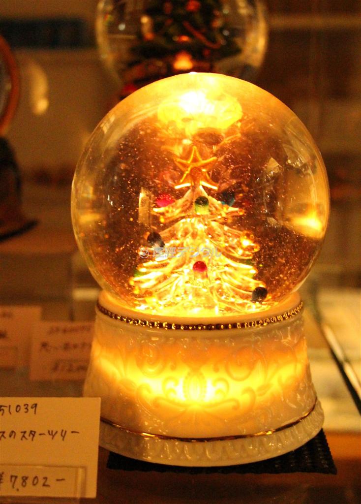 スイッチを押せばキラキラと光り、オルゴールも流れる「ガラスのスターツリー」（７８０２円）。ドーム直径１０センチ
